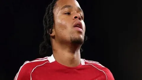 27岁巴黎球星轰入32球献7助攻，金球奖争夺战激烈，前巴萨灵魂人物重焕光芒